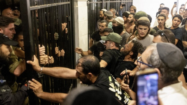 Des soldats et des policiers israéliens affrontent des manifestants d'extrême droite qui ont fait irruption dans la base militaire de Bayt Lid, le 29 juillet 2024.