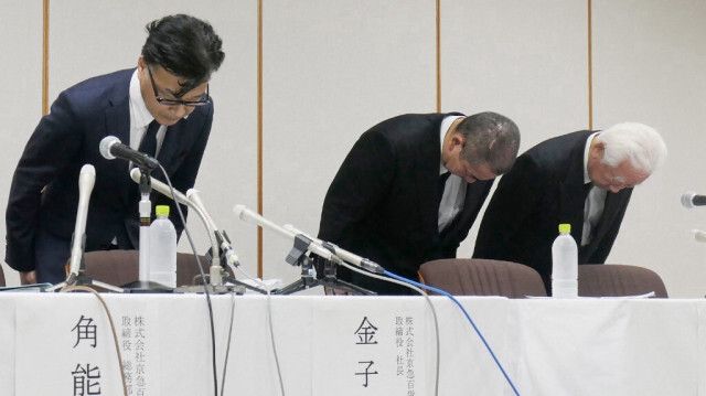 Le directeur de la chaîne de restaurants d'anguilles Nihonbashi Isesada, basée à Tokyo, Soichiro Tomita (C), et le président du grand magasin Keikyu, Shinji Kaneko (G), s'excusent lors d'une conférence de presse à Yokohama, le 29 juillet 2024.