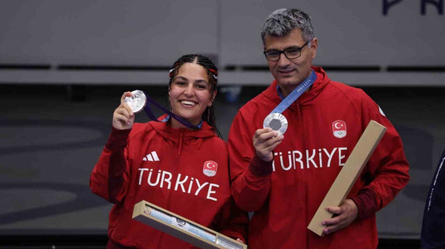 L'équipe mixte de pistolet à air comprimé 10m composée de Şevval İlayda Tarhan et Yusuf Dikeç, aux JO 2024 de Paris, le 30 juillet 2024.