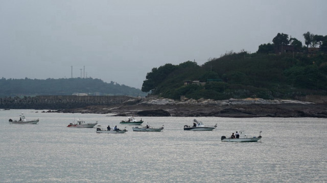 Des personnes louent des bateaux pour pêcher près de l'île de Kinmen. 