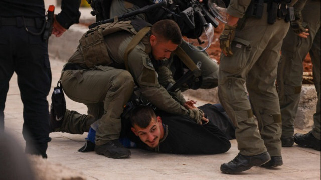 Un Palestinien arrêté par l'armée d'occupation en Palestine occupée.