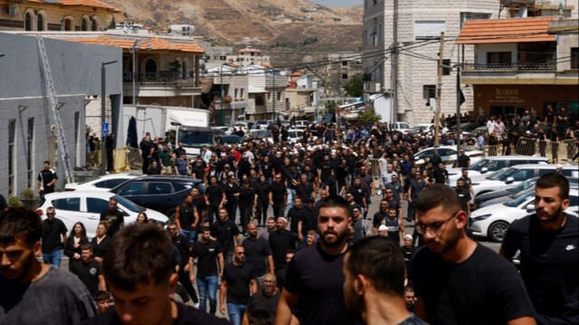 Des manifestants se rassemblent lors d'une visite du Premier ministre israélien deux jours après qu'une roquette se soit écrasée, tuant 12 jeunes dans le village druze de Majdal Shams sur le plateau du Golan annexé par Israël, le 29 juillet 2024.