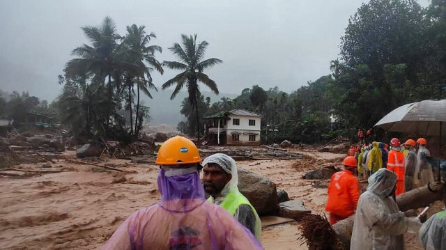 Le personnel de la NDRF sur le site de la catastrophe alors qu'il secourt les victimes du glissement de terrain à Wayanad en Inde le 30 juillet 2024.