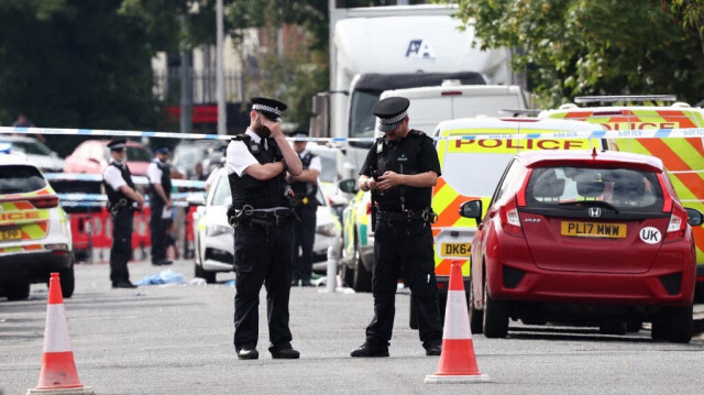 Des policiers montent la garde sur Hart Street à Southport, dans le nord-ouest de l'Angleterre, le 29 juillet 2024, à la suite d'une attaque au couteau.