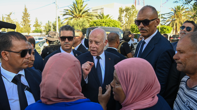 La course vers la présidentielle tunisienne a débuté avec la présentation des premières candidatures, malgré des contraintes sévères accusées de favoriser la réélection du président Kais Saied, critiqué pour son autoritarisme.