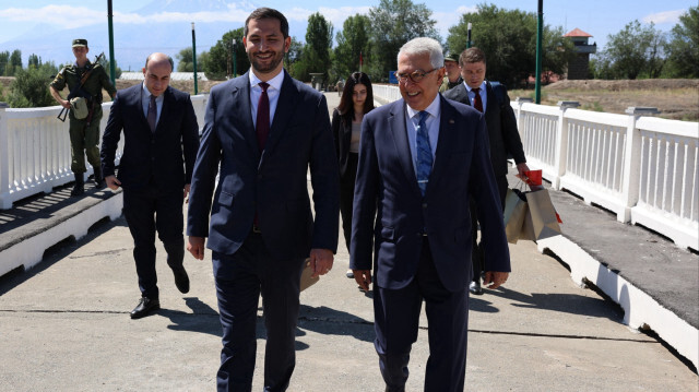 Les représentants spéciaux pour le processus de normalisation entre la Türkiye et l'Arménie, l'ambassadeur Serdar Kılıç (à droite) et Ruben Rubinyan, vice-président du Parlement arménien (à gauche), ont tenu leur cinquième réunion le 30 juillet au poste frontière Margara-Alican, situé à la frontière commune des deux pays.