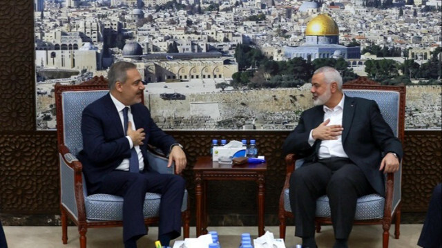 Le ministre turc des Affaire étrangère, Hakan Fidan et le chef du bureau politique du mouvement de résistance palestinien Hamas, Ismail Haniyeh.