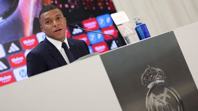 L'attaquant français Kylian Mbappé donne sa première conférence de presse en tant que joueur du Real Madrid au stade Santiago Bernabeu à Madrid le 16 juillet 2024.