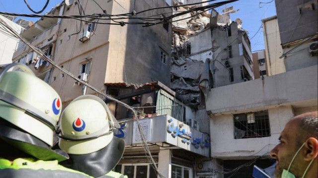 La défense civile libanaise contrôle la zone après une frappe militaire israélienne sur un immeuble de la banlieue sud de Beyrouth, le 31 juillet 2024. 