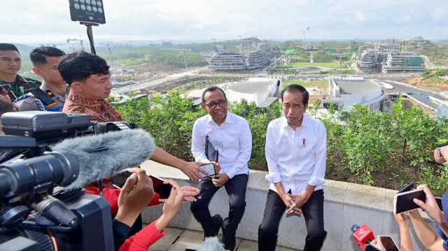 Le président indonésien Joko Widodo (R) s'adressant aux médias alors qu'il visite le nouveau palais présidentiel dans la future capitale de Nusantara (IKN) à Penajam Paser Utara, Kalimantan Est, le 29 juillet 2024.