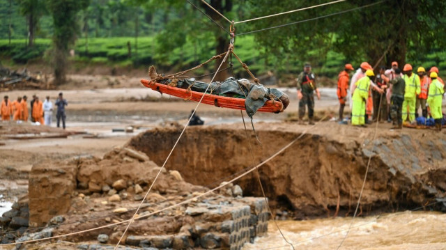 Le personnel de secours soulève le corps d'une personne décédée, lors d'une opération de recherche et de sauvetage après des glissements de terrain à Wayanad, le 31 juillet 2024.