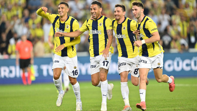 Les joueurs de Fenerbahçe, Mert Hakan Yandaş (8), İrfan Can Kahveci (17) et Mert Müldür (16), célébrant le deuxième but de leur équipe lors du match retour du deuxième tour de qualification de la Ligue des Champions, à Istanbul, le 30 juillet 2024.