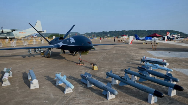 Le WL-10 de l'Institut de l'industrie aéronautique de Chengdu, un véhicule aérien sans pilote de moyenne altitude et de longue durée, un jour avant le 13e Salon international de l'aviation et de l'aérospatiale de Chine à Zhuhai, dans la province de Guangdong (sud de la Chine).