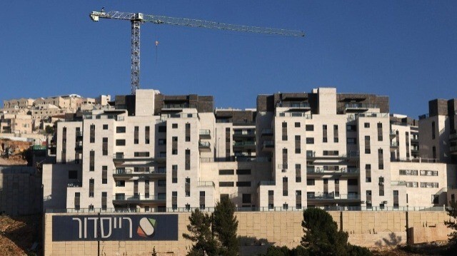 Une grue de construction à Ramat Shlomo, une colonie juive dans le secteur oriental de Jérusalem annexé par Israël, le 28 juin 2024.