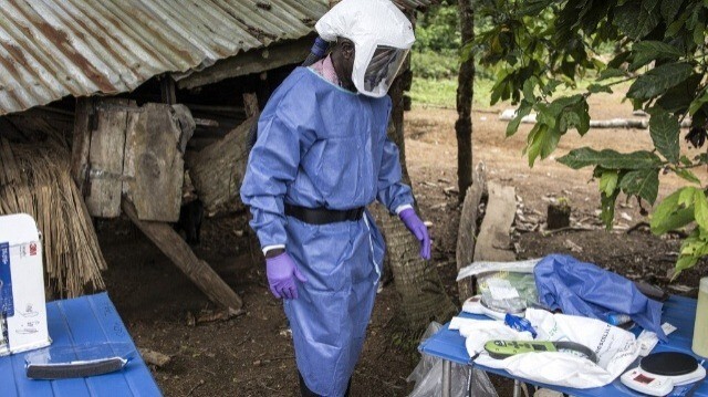 James Koninga (C), chef de l'équipe écologique de l'hôpital gouvernemental de Kenema, est vu avec son équipement de protection individuelle dans le village de Mapuma, à l'extérieur de Kenema, le 12 juin 2024.