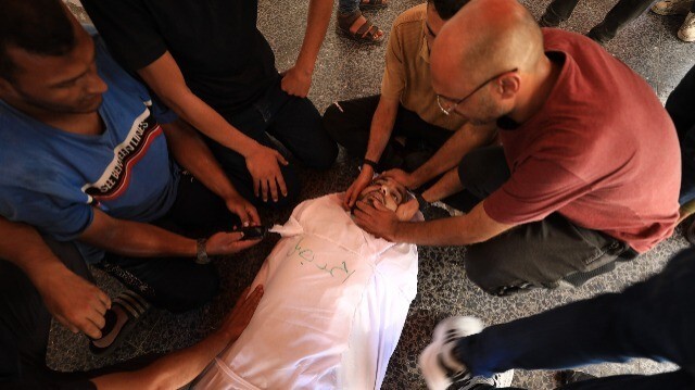 Israël poursuit ses attaques sur la population palestinienne déplacée. Les corps des victimes de la frappe israélienne d'al-Zawiya ont été transportés à l'hôpital baptiste d'al-Ahli à Gaza.