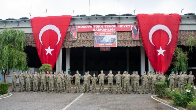 Les soldats turcs de la Force de maintien de la paix (KFOR) de l'OTAN célèbrent le 25e anniversaire de leur présence à Prizen, le 4 juillet 2024.