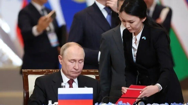 Президент России Владимир Путин подписывает документ на саммите Шанхайской организации сотрудничества (ШОС) в Астане, Казахстан, 4 июля 2024 года. | Фото: Reuters