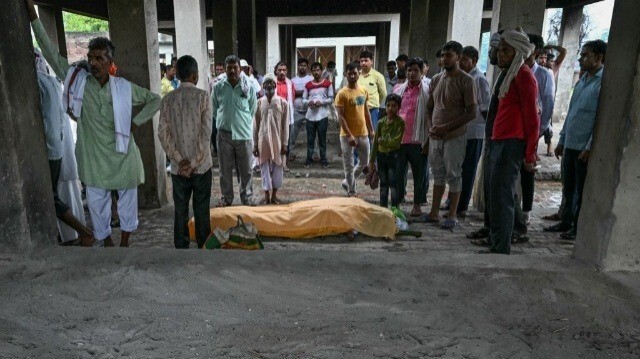 Des membres de la famille se rassemblent pour accomplir les derniers rites d'une victime décédée dans une bousculade lors d'un sermon à Hathras, dans l'État indien de l'Uttar Pradesh, à Kasganj, le 3 juillet 2024.