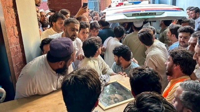 Des personnes transportent le cercueil de l'ancien sénateur Hidayatullah Khan vers une ambulance, tué dans l'explosion d'une bombe dans le district de Bajaur, dans la province pakistanaise de Khyber Pakhtunkhwa, le 3 juillet 2024.