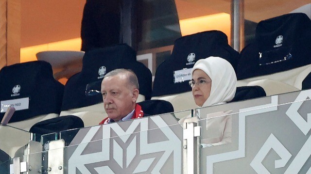 Le président turc Recep Tayyip Erdogan et son épouse Emine lors du match de l'Euro 2020 entre la Türkiye et le Pays de Galles, au Stade Olympique de Bakou, le 16 juin 2021. 