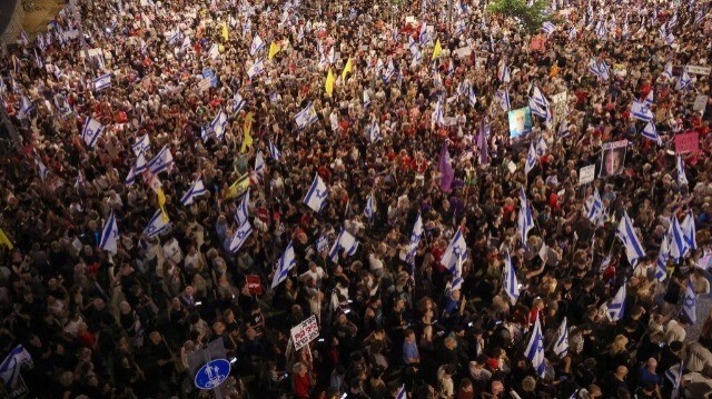 Les proches et les partisans des Israéliens retenus en otage par des militants palestiniens à Gaza depuis les attaques d'octobre lors d'une manifestation appelant à leur libération dans le centre de Tel Aviv le 29 juin 2024.