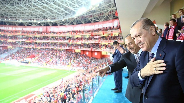 Реджеп Тайип Эрдоган на матче квалификации ЧМ-2018 между сборными Турции и Финляндии в Анталье, 24 марта 2017 г.