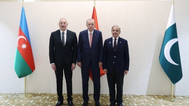 Le président turc Recep Tayyip Erdogan, son homologue azerbaïdjanais Ilham Aliyev et le Premier ministre pakistanais Shehbaz Sharif, à Astana, le 3 juillet 2024.