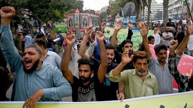 Des manifestants crient des slogans lors d'une manifestation contre les coupures d'électricité à Karachi, le 4 juillet 2024.