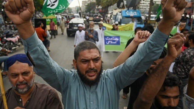 Des manifestants crient des slogans lors d'une manifestation contre les coupures d'électricité à Karachi, le 4 juillet 2024.