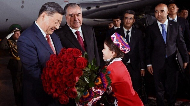 Le président chinois Xi Jinping est accueilli par le président tadjik Emomali Rakhmon à son arrivée à l'aéroport de Douchanbé.
