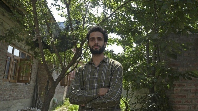 Abrar Rashid, fils de Sheikh Abdul Rashid alias Engineer Rashid, un dirigeant cachemiri emprisonné du parti Awami Ittehad qui s'est présenté en tant que candidat indépendant, pose pour des photos après la victoire de son père dans la circonscription parlementaire de Baramulla au Jammu-et-Cachemire lors des élections générales indiennes, à Srinagar, le 4 juin 2024.