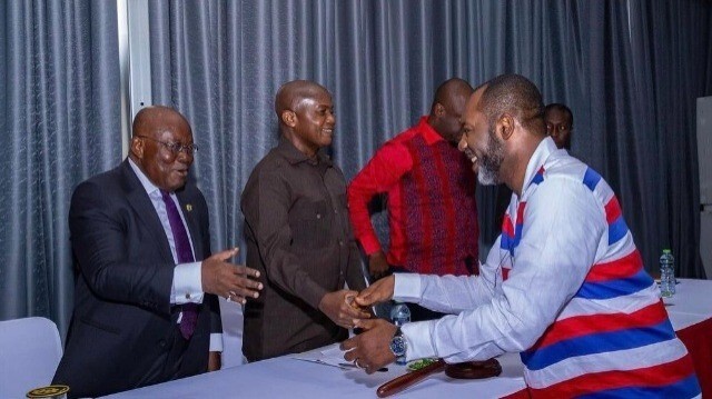 Matthew Opoku Prempeh, ministre de l'Énergie du Ghana, saluant le vice-président et candidat présidentiel Mahamudu Bawumia et le président Nana Akuffo Addo.