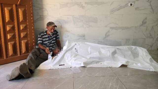 Un homme devant un corps de civil tué par l'armée israélienne à Rafah, au sud de la bande de Gaza, le 1er juillet 2024.