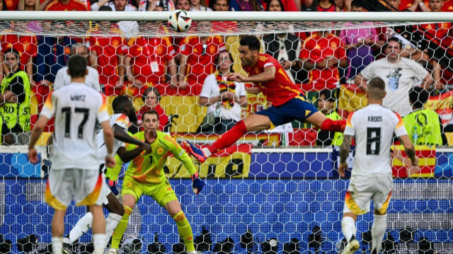 Le milieu de terrain espagnol Mikel Merino marque de la tête le deuxième but de son équipe lors du quart de finale de l'UEFA Euro 2024 entre l'Espagne et l'Allemagne à la Stuttgart Arena, à Stuttgart, le 5 juillet 2024.