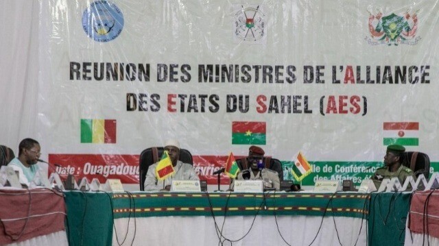 Le ministre de la Défense et des Anciens Combattants du Burkina Faso, le colonel-major Kassoum Coulibaly (C), à la réunion des ministres de l'Alliance des États du Sahel (AES), à Ouagadougou, le 15 février 2024, aux côtés du colonel Abdoulaye Maiga, ministre d'État, ministre de l'Administration territoriale et de la Décentralisation, porte-parole du gouvernement du Mali (2e à gauche) et du général Salifou Mody, ministre d'État, ministre de la Défense nationale du Niger. 