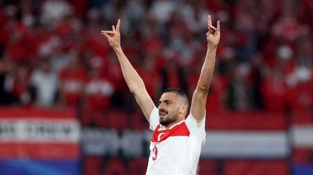 Le défenseur turc Merih Demiral effectuant le salut du "loup gris" après la victoire de la Türkiye sur l'Autriche lors des huitièmes de finale de l'Euro 2024 en Allemagne.