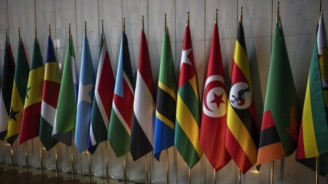 Vue générale des drapeaux des États membres de l'Union africaine lors de la deuxième journée de la 37e session ordinaire de la Conférence de l'Union africaine (UA) au siège de l'UA à Addis-Abeba, le 18 février 2024.