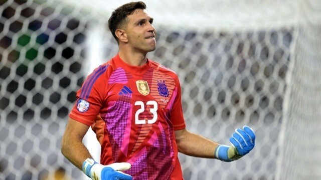 Le gardien de but argentin, Emiliano Martinez, lors de la séance de tirs au but pendant le match de quart de finale de la Copa America 2024 entre l'Argentine et l'Équateur, à Houston, Texas, le 4 juillet 2024.  