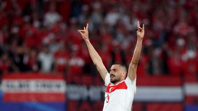 Le défenseur turc Merih Demiral célèbre avec un geste controversé après avoir marqué lors du match de huitième de finale de l'UEFA Euro 2024 contre l'Autriche, au stade de Leipzig, le 2 juillet 2024. Demiral, suspendu pour deux matchs par l'UEFA pour ce geste ultra-nationaliste, manquera le quart de finale contre les Pays-Bas.