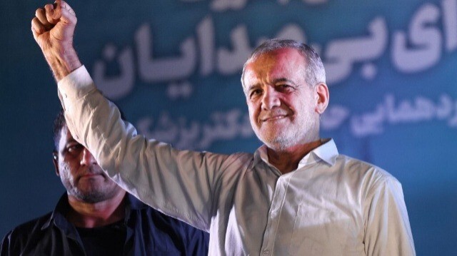 Le candidat réformateur iranien Masoud Pezeshkian lève le poing en arrivant à son meeting de campagne, dans un stade de Téhéran, le 3 juillet 2024.