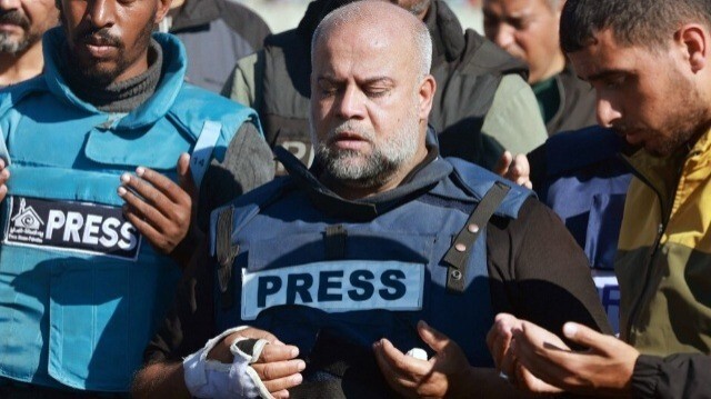 Le chef du bureau d'Al Jazeera à Gaza, Wael Al-Dahdouh (C), prie pendant les funérailles de son fils Hamza Wael Dahdouh, un journaliste du réseau de télévision Al Jazeera, qui a été tué lors d'une frappe aérienne israélienne à Rafah, dans la bande de Gaza, le 7 janvier 2024. 