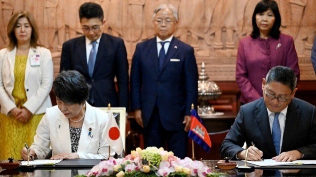 Le ministre des Affaires étrangères du Cambodge, Sok Chenda Sophea (à droite), et le ministre des Affaires étrangères du Japon, Yoko Kamikawa (à gauche), signent un accord lors d'une cérémonie de signature au ministère des Affaires étrangères et de la Coopération internationale à Phnom Penh, le 6 juillet 2024. 