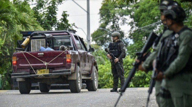 Des membres de l'armée colombienne patrouillent dans les rues de la municipalité de Tibu, dans le département de Norte de Santander en Colombie, à la frontière avec le Venezuela, le 16 octobre 2023.