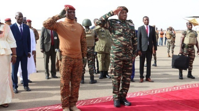 Le général nigérien Abdourahamane Tiani (à droite) salue son homologue burkinabé, le capitaine Ibrahim Traore (à gauche), à son arrivée à Niamey le 5 juillet 2024.