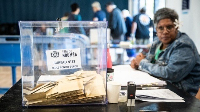 Une urne contenant des votes exprimés est vue dans un bureau de vote au centre culturel Ko We Kara à Nouméa, dans le territoire français du Pacifique de Nouvelle-Calédonie, lors du second tour des élections législatives françaises, le 7 juillet 2024.