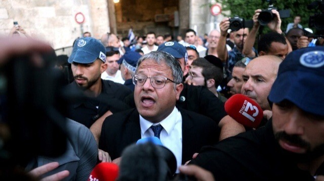 Le ministre israélien de la sécurité nationale, Itamar Ben-Gvir, s'adresse à la presse alors qu'il rejoint les nationalistes juifs, y compris les militants d'extrême droite, qui se rassemblent à la porte de Damas à Jérusalem, le 5 juin 2024.