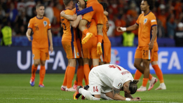 Le défenseur turc Abdulkerim Bardakci réagit alors que les joueurs néerlandais célèbrent après le quart de finale de l'UEFA Euro 2024 entre les Pays-Bas et la Türkiye à l'Olympiastadion de Berlin, le 6 juillet 2024.