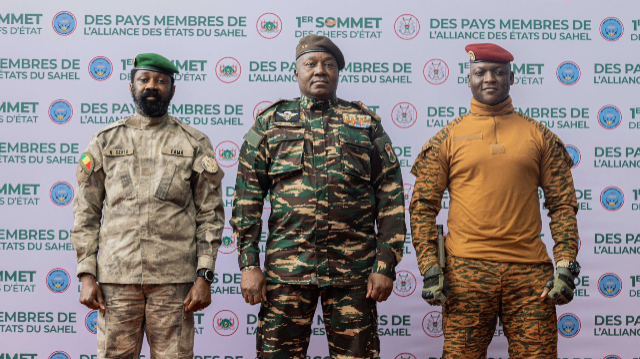 Le Président malien le colonel Assimi Goïta, le Président nigérien le général Abdourahamane Tiani et le Président burkinabè le capitaine Ibrahim Traoré ont acté samedi la création de la "Confédération des États du Sahel".