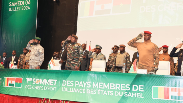 De gauche à droite, le Président du Mali, le Colonel Assimi Goita, le Président nigérien, le Général Abdourahmane Tiani, et le Président burkinabè, le Capitaine Ibrahim Traoré, ont pris part au Premier Sommet des Chefs d'États des payas membres de l'Alliance des États du Sahel (AES).